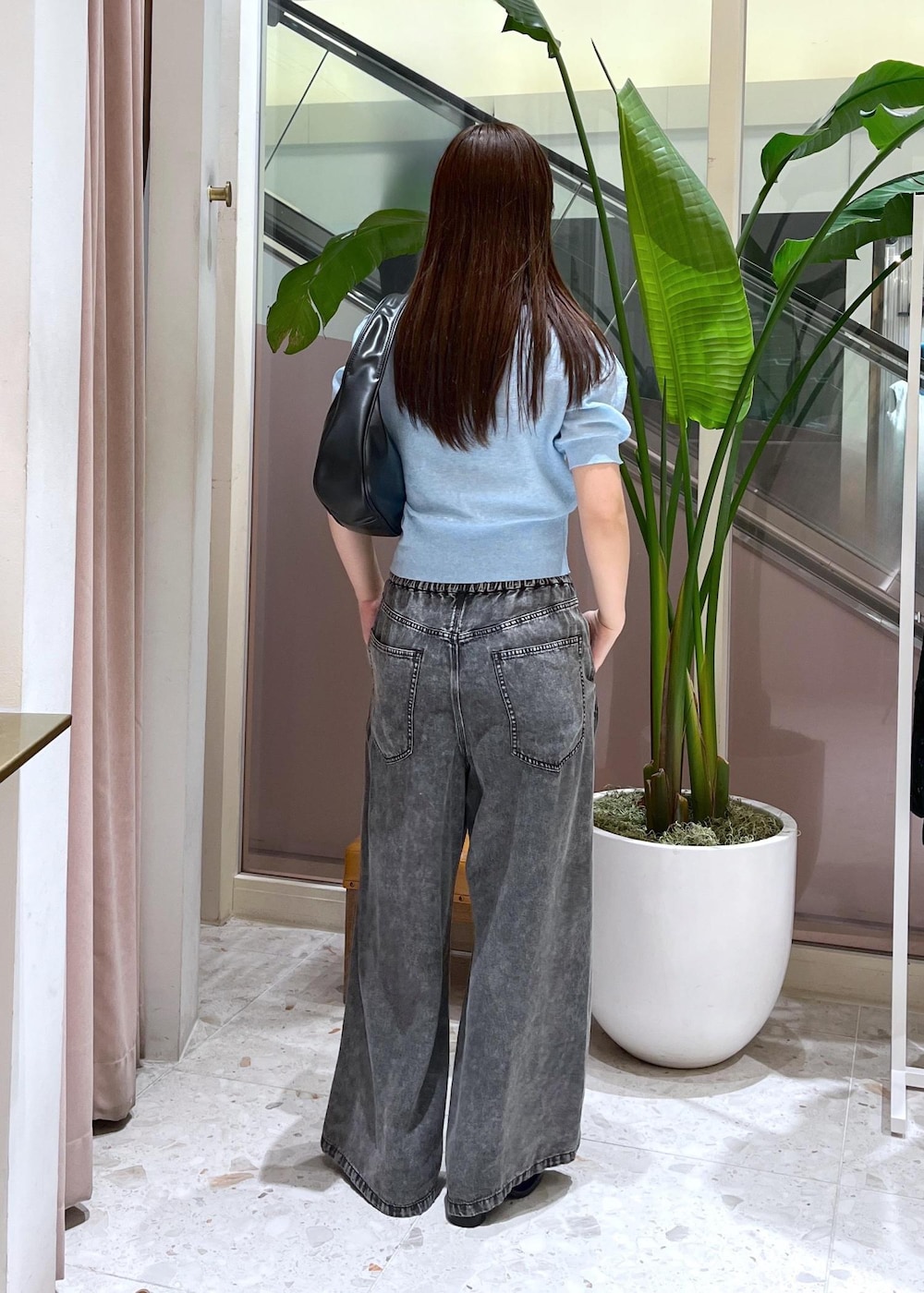 「初夏コーデ、夏コーデ、ADAM ET ROPÉ、ストレート、ブルべ夏、トップス、ポロシャツ、パンツ、デニムパンツ、バッグ、ハンドバッグ、シューズ、サンダル、GAA05130、GAM05380」|「ADAM ET ROPE'のカバーヒールサンダル(サンダル、ブラック系)」を使った、muta0629さん(レディース・163cm)の夏コーディネートの3枚目の写真