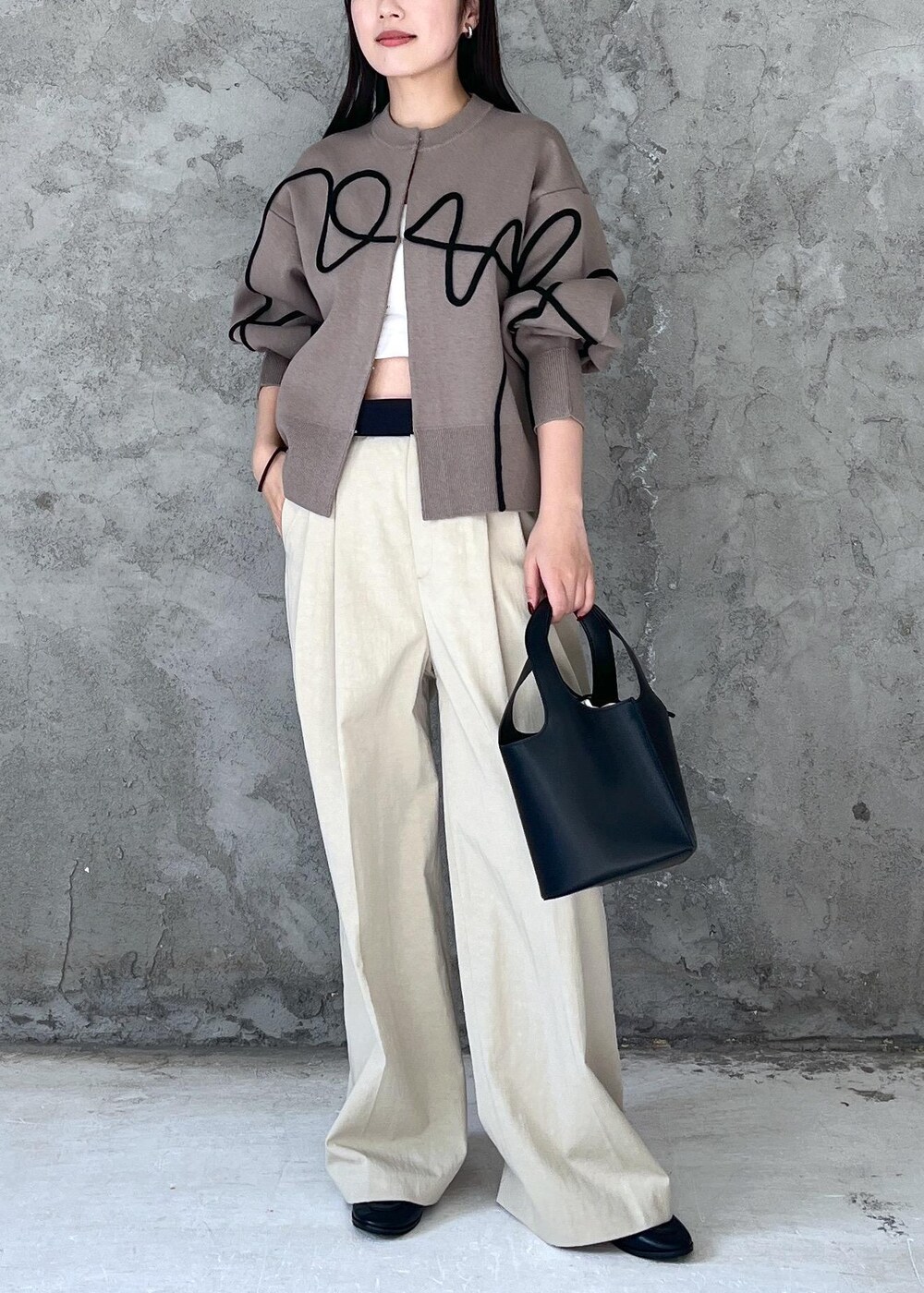 「初春コーデ、春コーデ、ADAM ET ROPÉ、ストレート、ブルべ夏、トップス、カーディガン、GAK05020、Wcardigan_pickup、おすすめカーディガン、ライントップス」｜「ADAM ET ROPE'の【サステナブル】ラインアートカーディガン（カーディガン/ボレロ、ベージュ系）」を使った、muta0629さん（レディース・163cm）の冬コーディネートの4枚目の写真