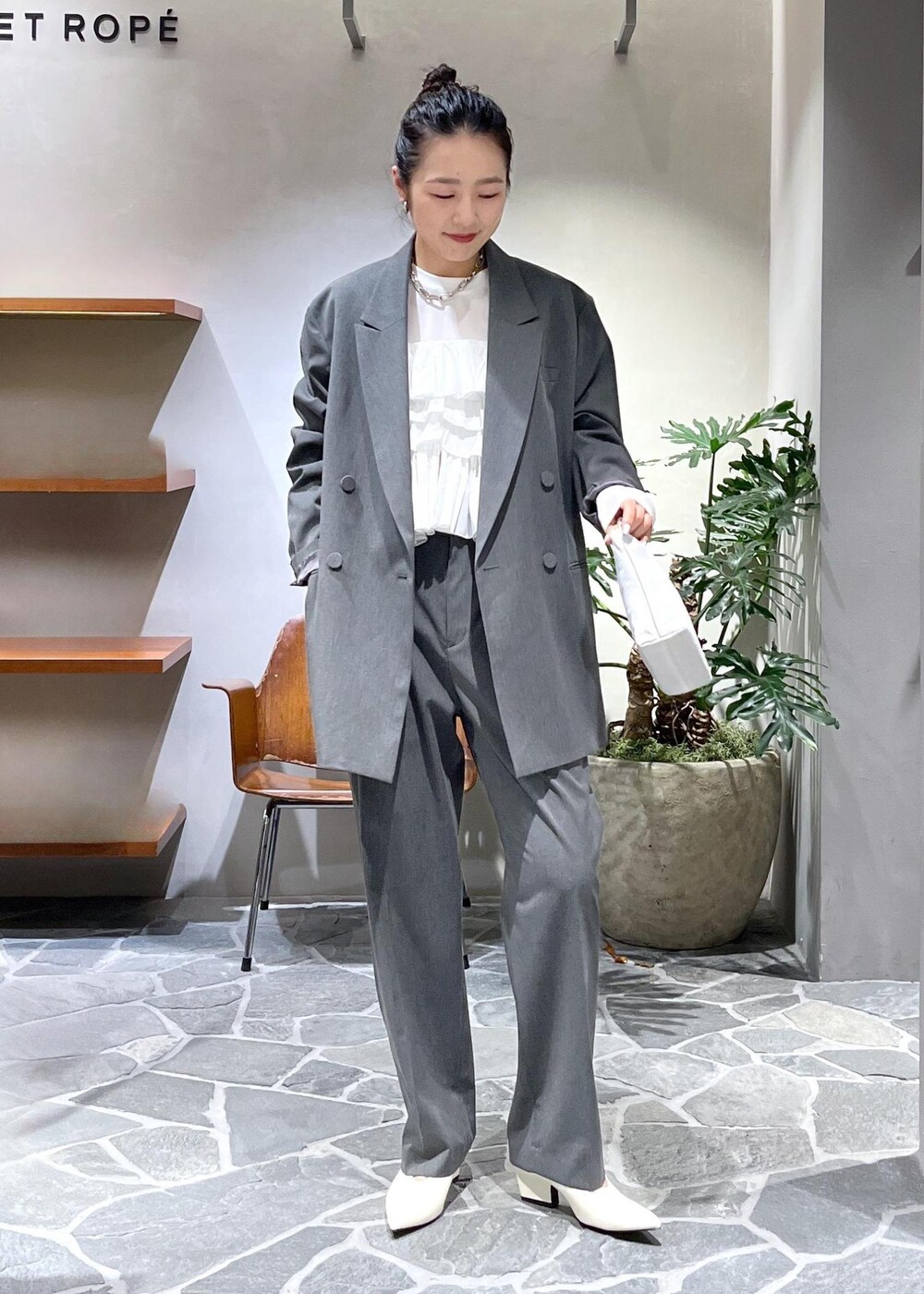 「初春コーデ、春コーデ、ADAM ET ROPÉ、ストレート、ブルべ夏、トップス、ベスト、ジャケット/アウター、テーラードジャケット、パンツ、スラックス、シューズ、パンプス、財布/小物、ポーチ」|「ADAM ET ROPE'の【サステナブル】ロゴモチーフミニポーチ(ポーチ、ベージュ系)」を使った、muta0629さん(レディース・163cm)の冬コーディネートの2枚目の写真