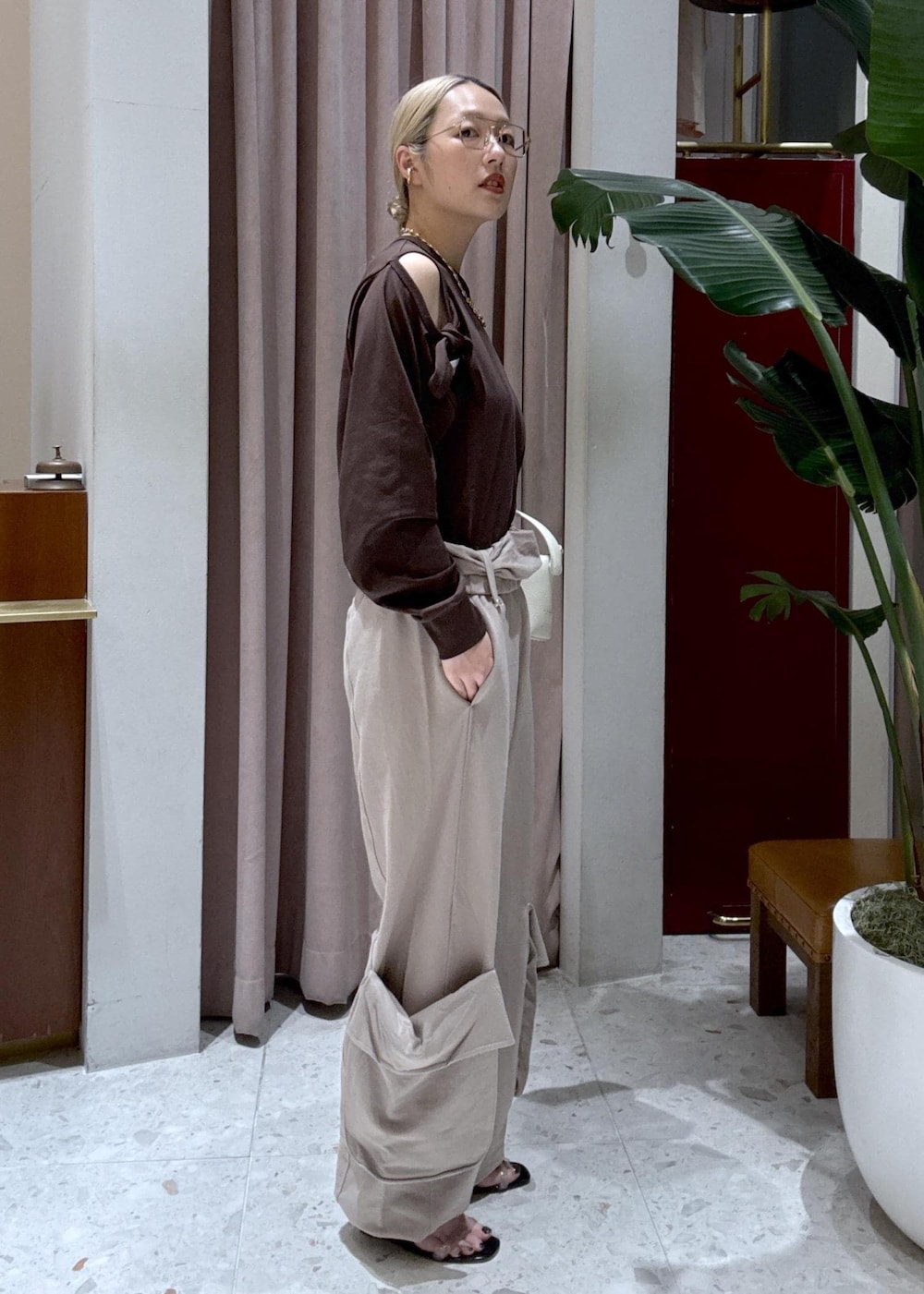 ブラウン系のTシャツ/カットソーを着用したレディースの春コーディネートの4枚目の写真