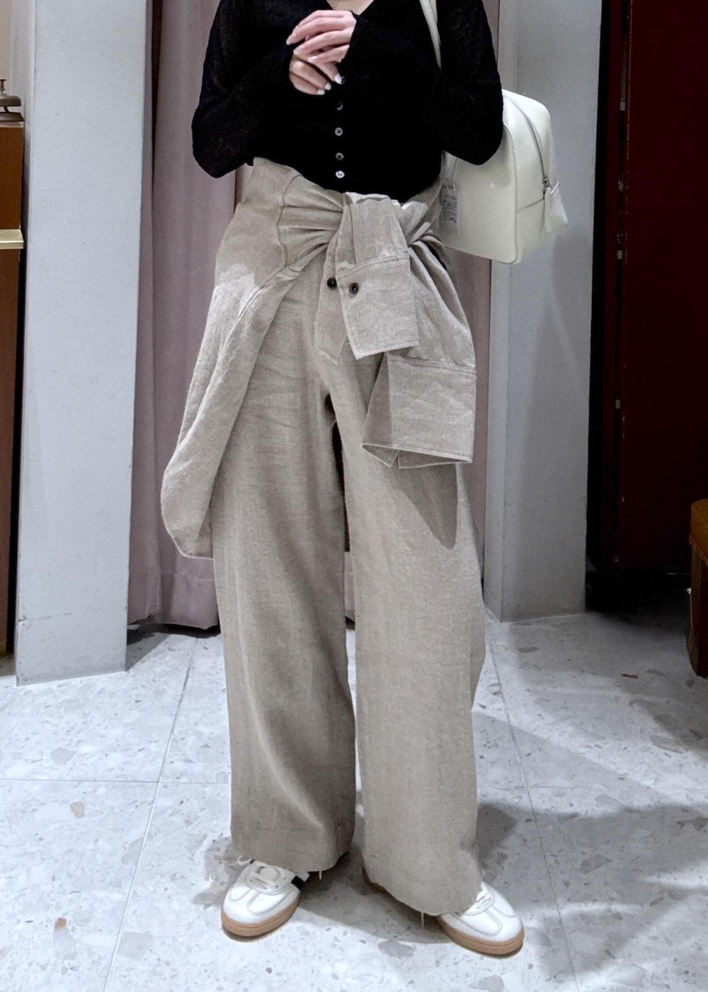 ブラック系のカーディガン/ボレロ、ベージュ系のその他パンツ、ベージュ系のシャツ/ブラウスを着用したレディースの春コーディネートの2枚目の写真