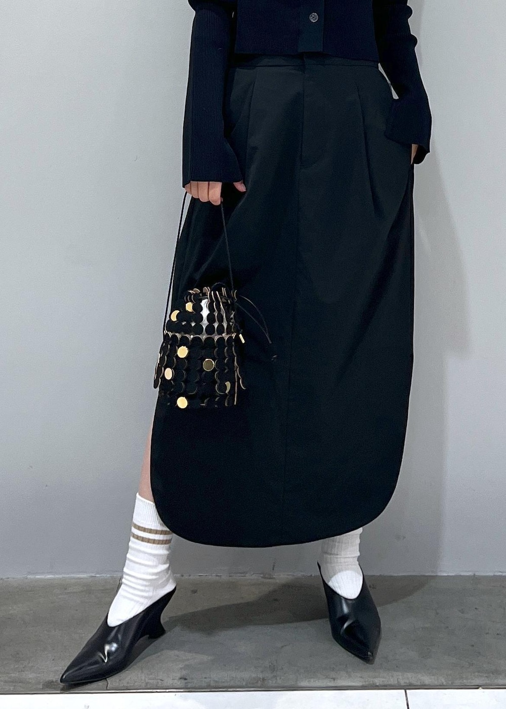 「リブニット、リブ、アダムエロペ、アダムエロペ24SS、アダムエロペ春の新作、24SS、春の新作、ブラックコーデ、ブラック、黒色、黒、スカート、バルーンスカート、ミドル丈、サイドスリット」｜「ADAM ET ROPE'のフォルムウェッジミュール（その他シューズ、ブラック系）」を使った、muta0629さん（レディース・163cm）の冬コーディネートの5枚目の写真
