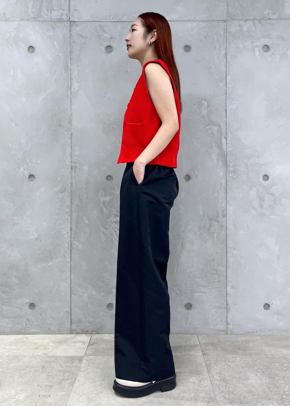 「ベスト、ジレ、赤色、ゴールド、スラックス、黒色、ベアトップ、カップ付き、クロップド丈、アダムエロペ、アダムエロペ24aw、24aw秋の新作、秋の新作、アダムエロペ秋の新作、レッド」|「ADAM ET ROPE'のバンドゥー(チューブトップ、ブラック系)」を使った、muta0629さん(レディース・163cm)の夏コーディネートの2枚目の写真
