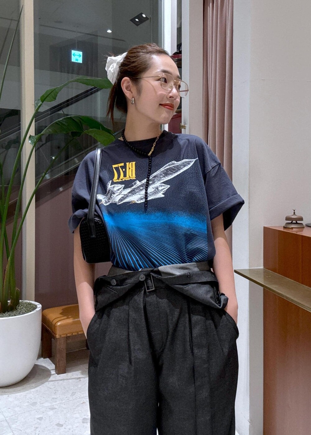 「夏コーデ、ADAM ET ROPÉ、ストレート、ブルべ夏、オールインワン/サロペット、つなぎ/オールインワン、バッグ、ハンドバッグ、シューズ、ローファー、GAA05220、GAX05380、GAY05090、1枚でもオシャレ、2色展開」｜「ADAM ET ROPE'のメッシュワンハンドルミニバッグ（ハンドバッグ、ブラック系）」を使った、muta0629さん（レディース・163cm）の夏コーディネートの4枚目の写真