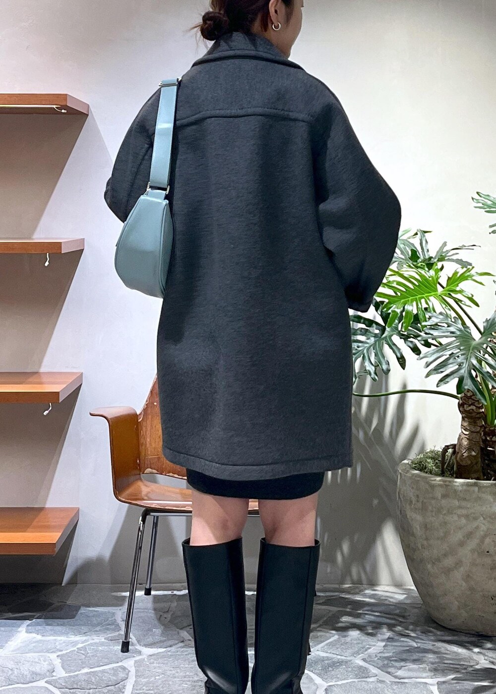 「アダムエロペ、ミドル丈、ミドルコート、グレー、ボンディング素材、ロングブーツ、ニットワンピース、初冬コーデ、冬コーデ、ADAM ET ROPÉ、ストレート、ブルべ夏、トップス、ニット/セーター、ジャケット/アウター」｜「ADAM ET ROPE'の【撥水】インヒールロングブーツ（ブーツ、ブラック系）」を使った、muta0629さん（レディース・163cm）の秋コーディネートの5枚目の写真
