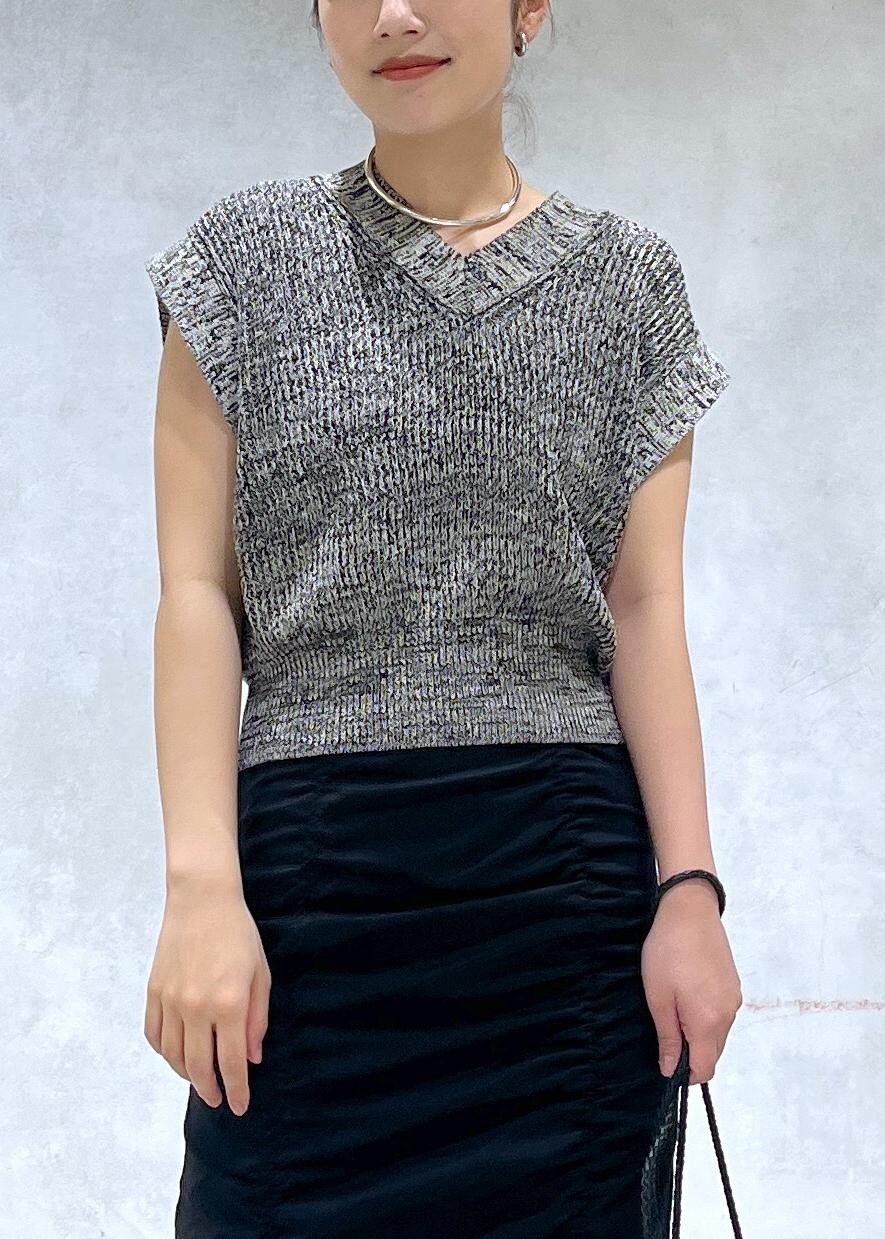 ブラック系のサンダル、ブラック系のスカート、ブラック系のベストを着用したレディースの春コーディネートの4枚目の写真