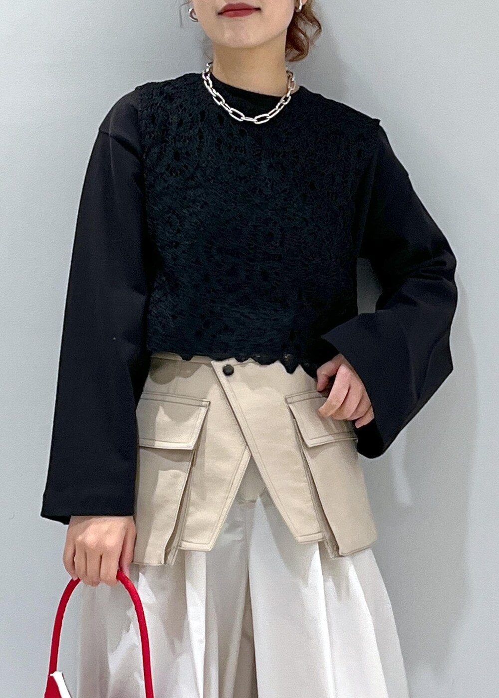 ブラック系のTシャツ/カットソー、ブラック系のベスト、ホワイト系のその他パンツを着用したレディースの冬コーディネートの4枚目の写真