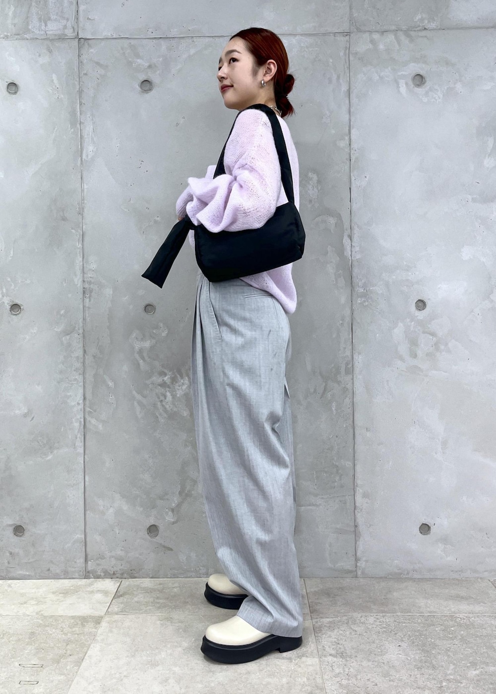 ベージュ系のサンダル、パープル系のニット/セーター、グレー系のスラックスを着用したレディースの夏コーディネートの2枚目の写真