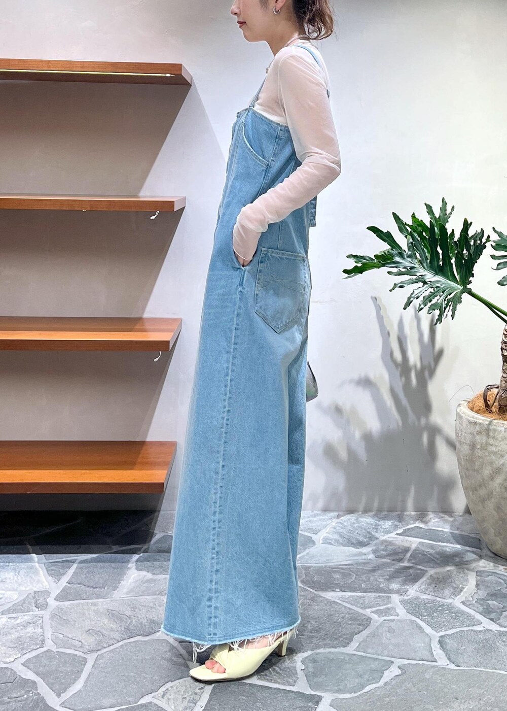 イエロー系のサンダル、ホワイト系のTシャツ/カットソー、ブルー系のシャツ/ブラウスを着用したレディースの春コーディネートの4枚目の写真