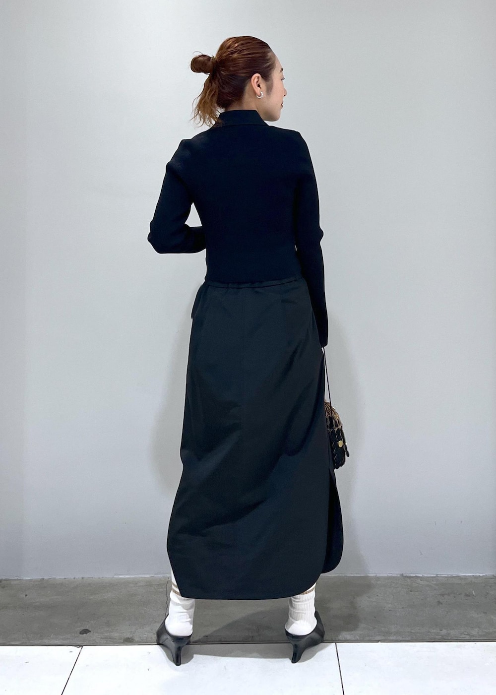「リブニット、リブ、アダムエロペ、アダムエロペ24SS、アダムエロペ春の新作、24SS、春の新作、ブラックコーデ、ブラック、黒色、黒、スカート、バルーンスカート、ミドル丈、サイドスリット」｜「ADAM ET ROPE'のフォルムウェッジミュール（その他シューズ、ブラック系）」を使った、muta0629さん（レディース・163cm）の冬コーディネートの3枚目の写真