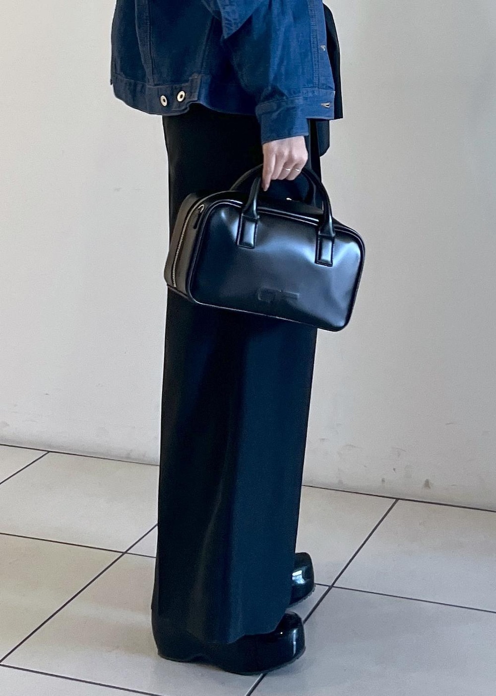 ブラック系のショルダーバッグ、ブラック系のサンダル、ブラック系のつなぎ/オールインワンを着用したレディースの春コーディネートの6枚目の写真