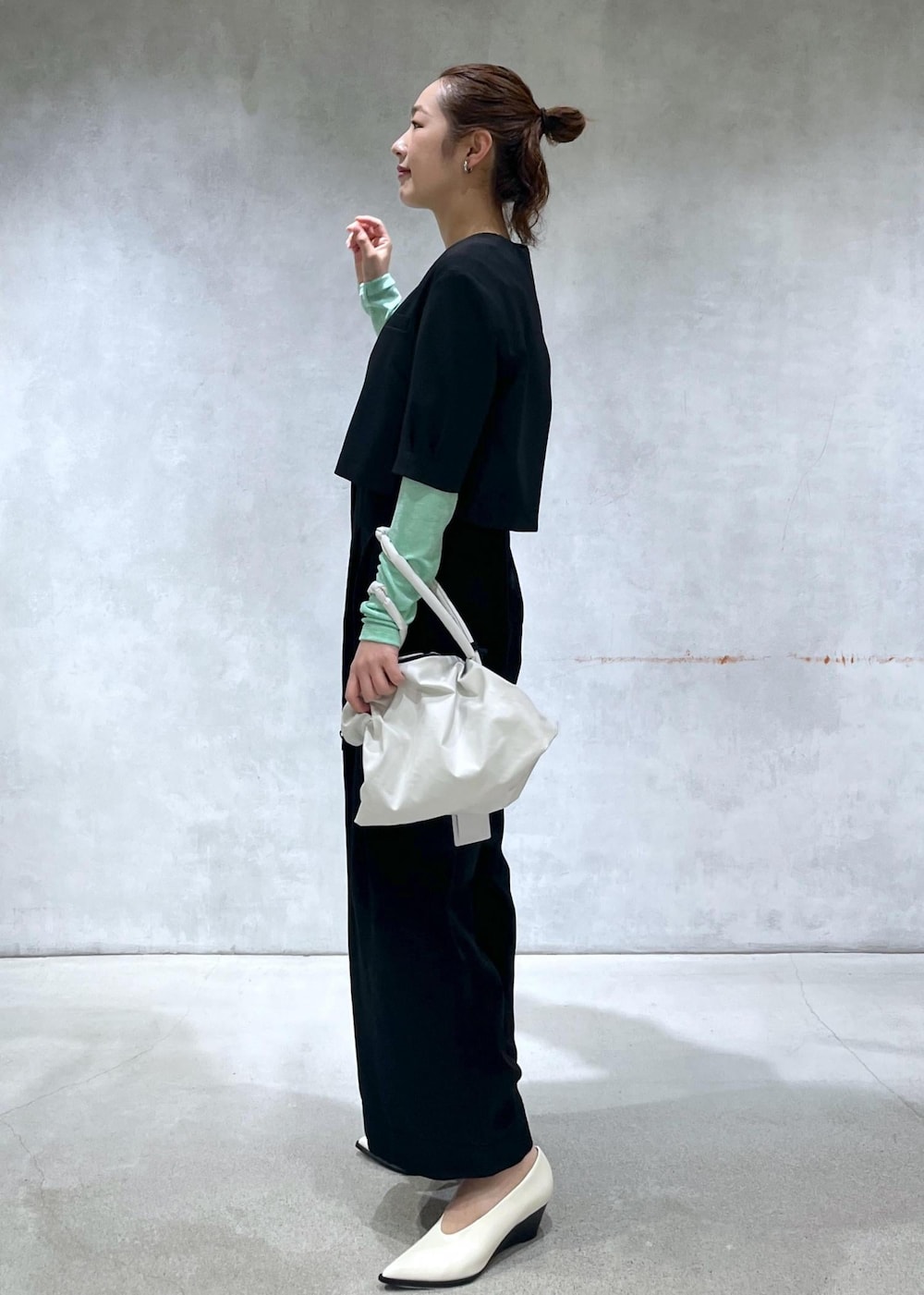 「アダムエロペ、アダムエロペ春の新作、アダムエロペ24SS、春の新作、新作アイテム、24SS、ロンパース、サテン素材、サテン、ブラック、黒、ベースレンジ、BASERENGE、グリーン、ベロア素材」｜「ADAM ET ROPE'のフォルムウェッジパンプス（パンプス、ホワイト系）」を使った、muta0629さん（レディース・163cm）の春コーディネートの2枚目の写真