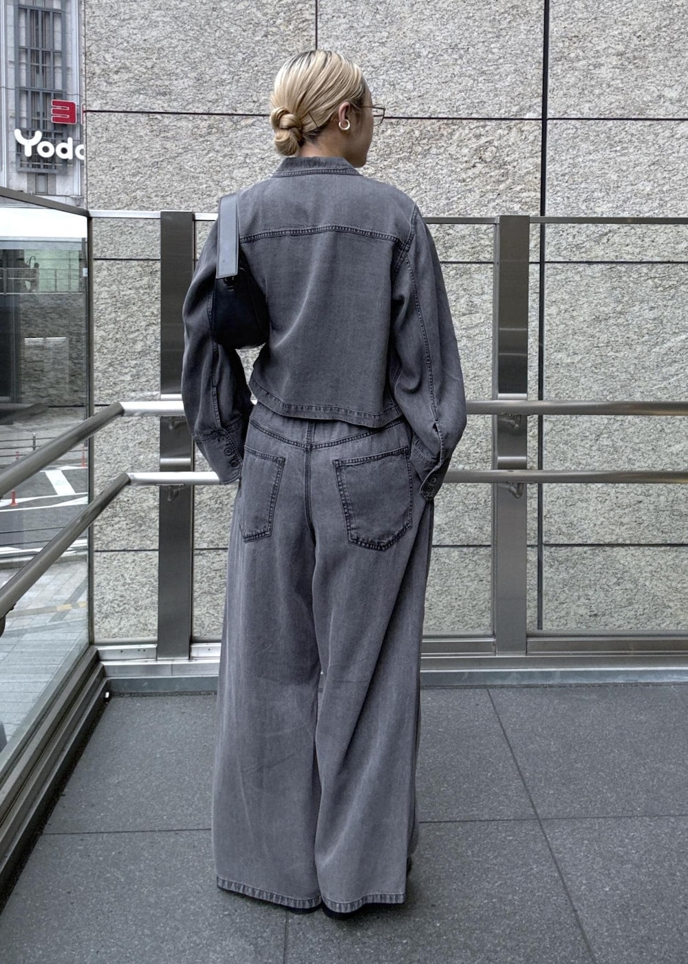 ブラック系のシャツ/ブラウス、ブラック系のデニムパンツを着用したレディースの春コーディネートの3枚目の写真