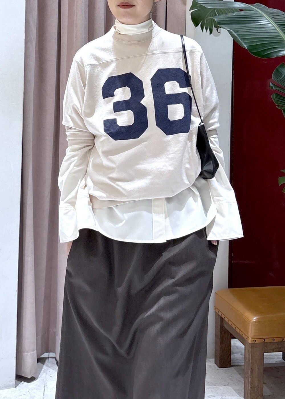 ブラック系のサンダル、ホワイト系のシャツ/ブラウス、ホワイト系のTシャツ/カットソーを着用したレディースの春コーディネートの4枚目の写真