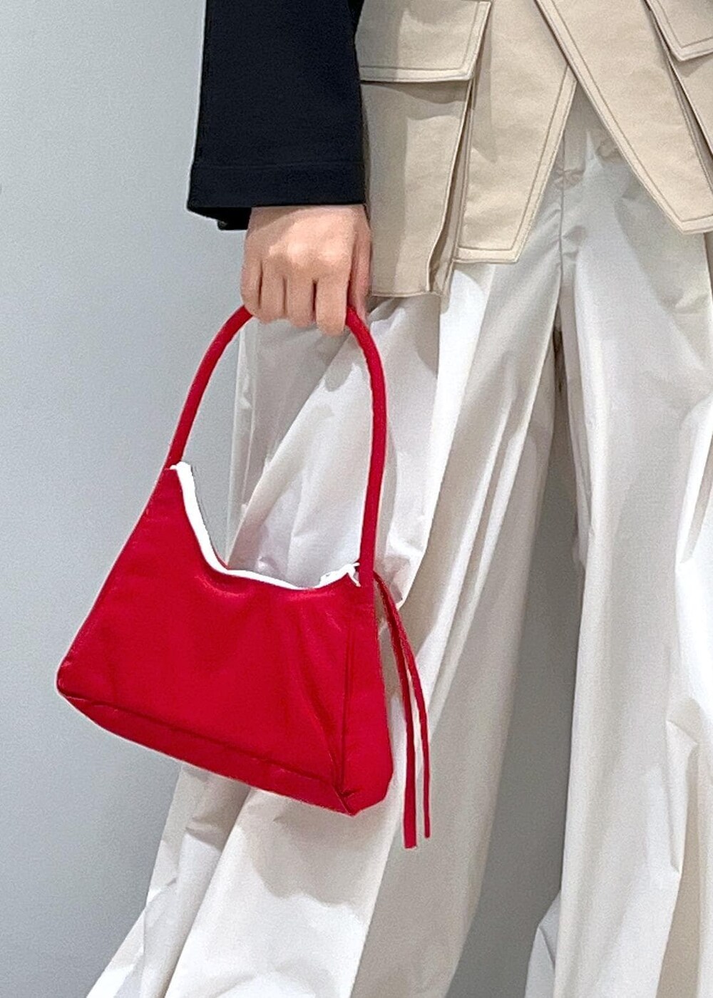 ブラック系のTシャツ/カットソー、ブラック系のベスト、ホワイト系のその他パンツを着用したレディースの冬コーディネートの7枚目の写真