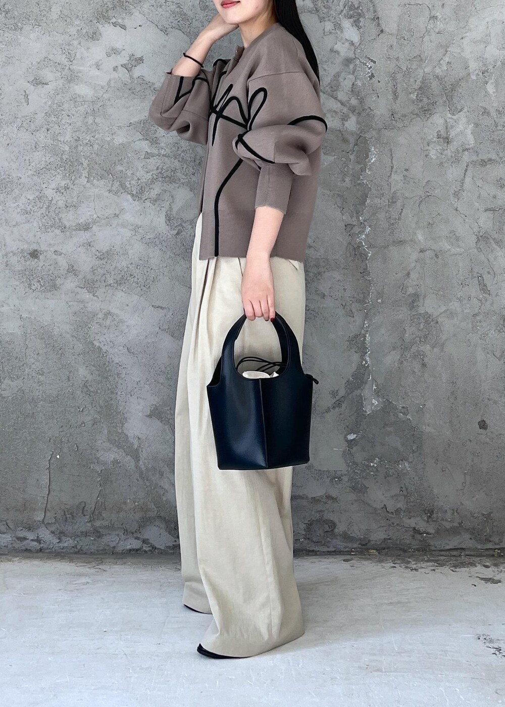 「初春コーデ、春コーデ、ADAM ET ROPÉ、ストレート、ブルべ夏、トップス、カーディガン、GAK05020、Wcardigan_pickup、おすすめカーディガン、ライントップス」｜「ADAM ET ROPE'の【サステナブル】ラインアートカーディガン（カーディガン/ボレロ、ベージュ系）」を使った、muta0629さん（レディース・163cm）の冬コーディネートの2枚目の写真