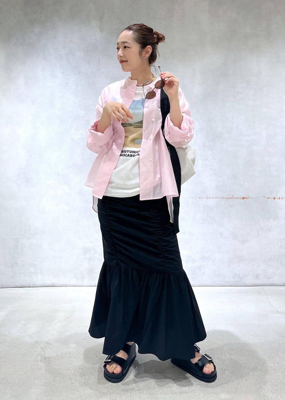 「アダムエロペ、アダムエロペ24SS、アダムエロペ夏の新作、夏の新作、夏の新作24SS、ギャザースカート、シアーシャツ、タンタン、TANGTANG、TEE、半袖Tシャツ、半袖TEE、プリントTシャツ、バックプリント、ロゴTシャツ」|「ADAM ET ROPE'のダブルバックルプラットフォームサンダル(サンダル、ブラック系)」を使った、muta0629さん(レディース・163cm)の春コーディネートの5枚目の写真