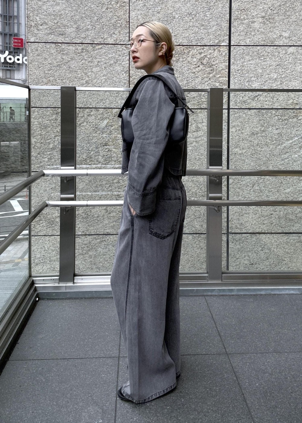 ブラック系のシャツ/ブラウス、ブラック系のデニムパンツを着用したレディースの春コーディネートの2枚目の写真