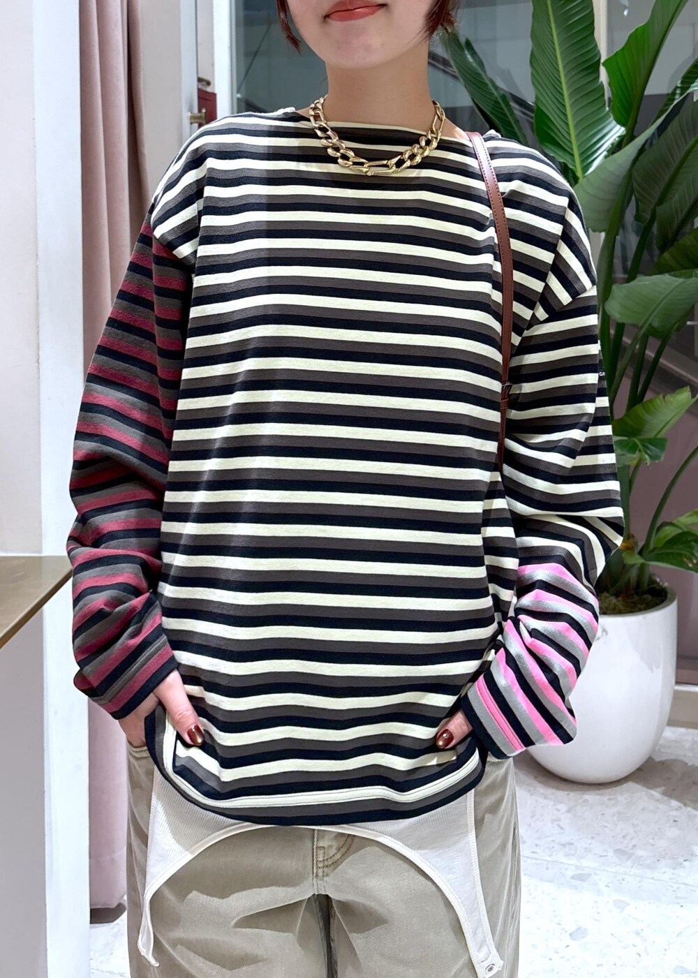 ベージュ系のデニムパンツ、グリーン系のTシャツ/カットソー、ホワイト系のTシャツ/カットソーを着用したレディースの秋コーディネートの5枚目の写真