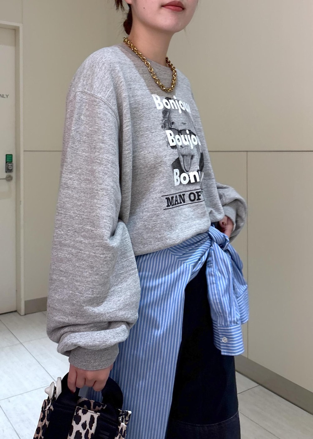 ブラック系のサンダル、ベージュ系のショルダーバッグ、ブルー系のシャツ/ブラウスを着用したレディースの秋コーディネートの4枚目の写真