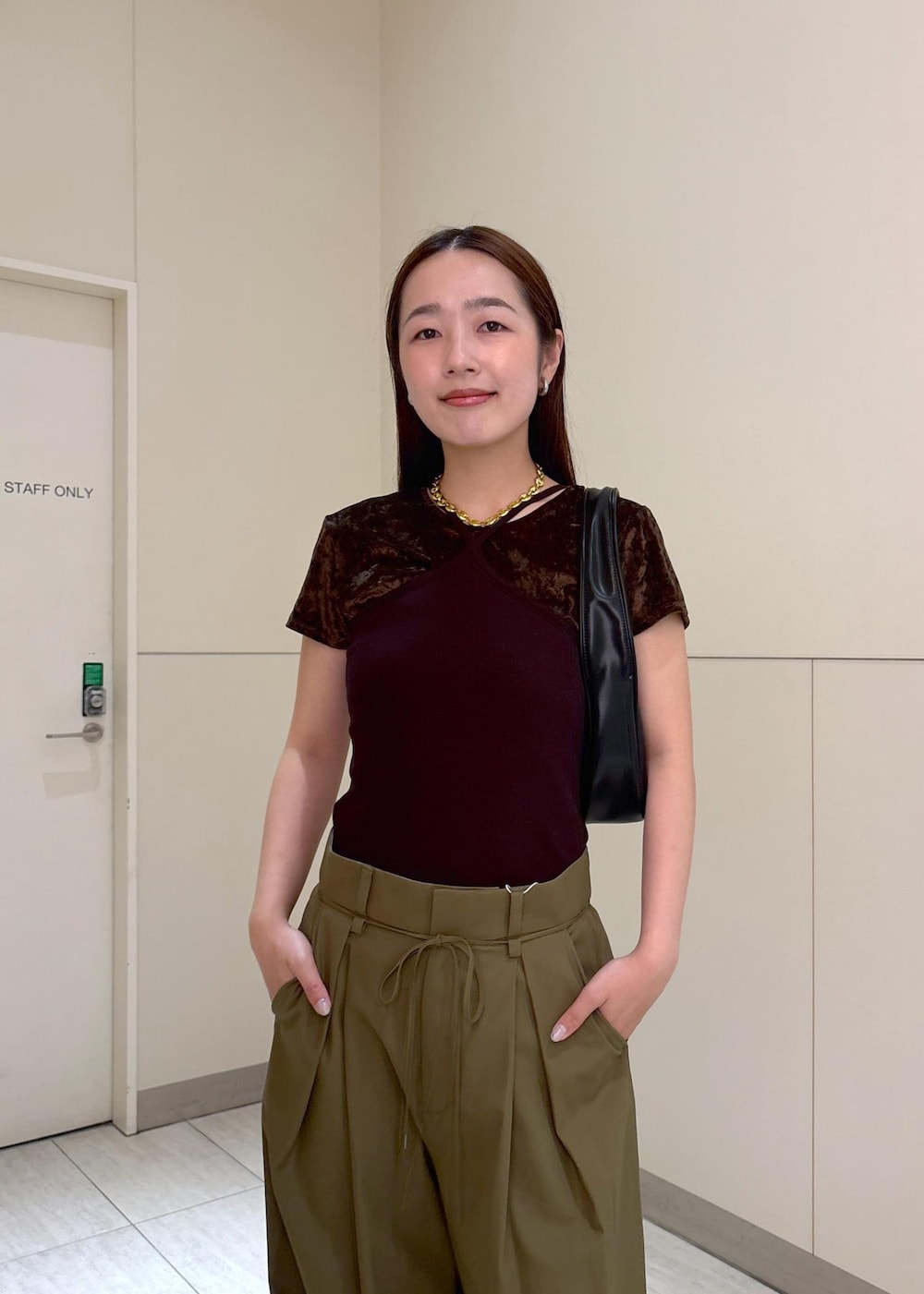 「夏コーデ、ADAM ET ROPÉ、ストレート、ブルべ夏」｜「ADAM ET ROPE'のMロックホルターキャミ（キャミソール、ブラウン系）」を使った、muta0629さん（レディース・163cm）の夏コーディネートの3枚目の写真