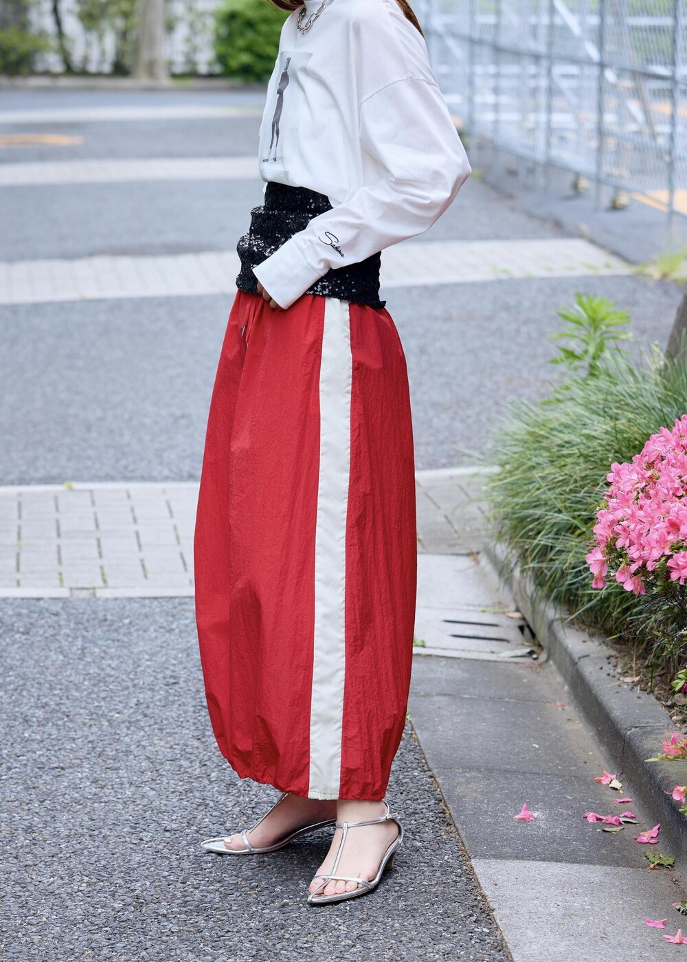 「アダムエロペ、audrey hepburn、audrey hepburn collection by jun、オードリー・ヘプバーン、オードリー・ヘプバーンコレクションバイジュン　、Special2024、アダムエロペ24ss、アダムエロペ夏の新作、24ss、24ss夏の新作、ブラック、ホワイト、プルオーバー、長袖、カットソー」｜「ADAM ET ROPE'の【サステナブル】ナロークロスストラップサンダル（サンダル、シルバー系）」を使った、muta0629さん（レディース・163cm）の夏コーディネートの6枚目の写真