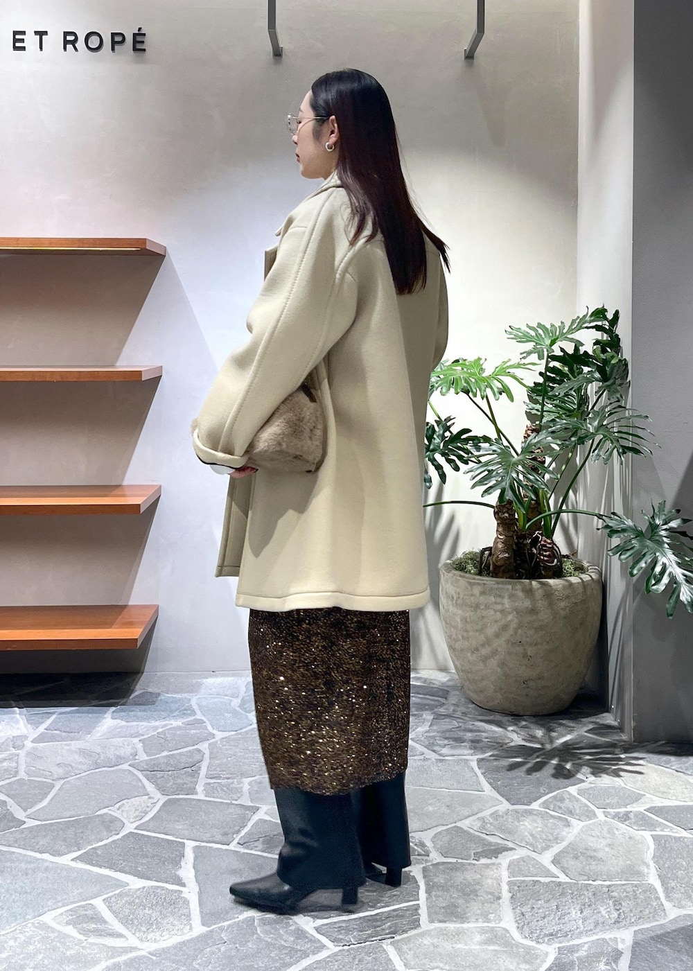 「冬コーデ、ADAM ET ROPÉ、ストレート、ブルべ夏、トップス、シャツ/ブラウス、スウェット、ジャケット/アウター、ピーコート、スカート、シューズ、ブーツ、GAA24060、GAC24140、GAH24090」|「ADAM ET ROPE'のレイヤードカバーロングブーツ(ブーツ、ブラック系)」を使った、muta0629さん(レディース・163cm)の秋コーディネートの3枚目の写真