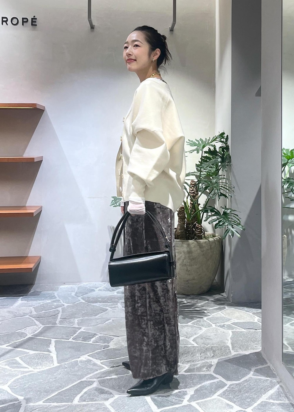 「初春コーデ、お仕事コーデ、セレモニーコーデ、授業参観日コーデ、ADAM ET ROPÉ、ストレート、ブルべ夏、トップス、カーディガン、オールインワン/サロペット、つなぎ/オールインワン、バッグ、ハンドバッグ、GAK24260、GAX24390」｜「ADAM ET ROPE'のベロアロンパース（つなぎ/オールインワン、グリーン系）」を使った、muta0629さん（レディース・163cm）の冬コーディネートの3枚目の写真
