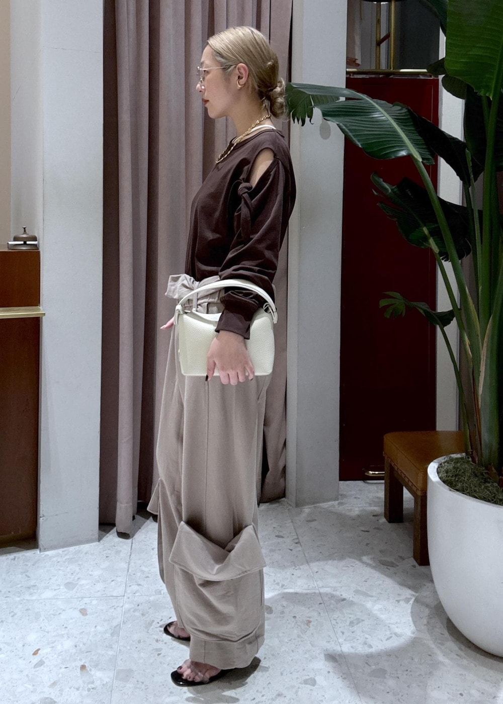 ブラウン系のTシャツ/カットソーを着用したレディースの春コーディネートの2枚目の写真