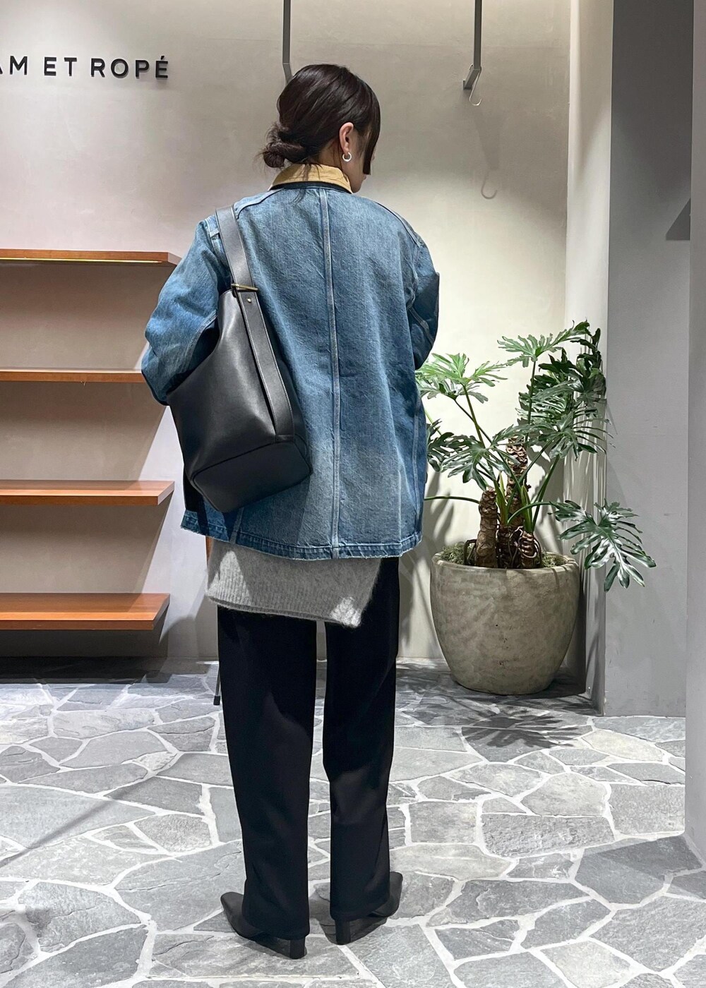 ブルー系のTシャツ/カットソー、ブラック系のブーツ、ブラック系のその他パンツを着用したレディースの冬コーディネートの3枚目の写真