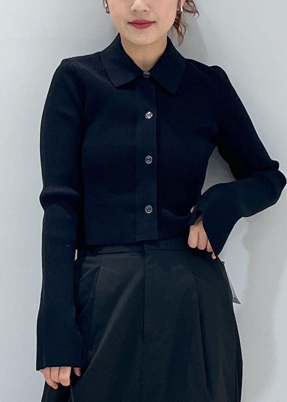 「リブニット、リブ、アダムエロペ、アダムエロペ24SS、アダムエロペ春の新作、24SS、春の新作、ブラックコーデ、ブラック、黒色、黒、スカート、バルーンスカート、ミドル丈、サイドスリット」｜「ADAM ET ROPE'のフォルムウェッジミュール（その他シューズ、ブラック系）」を使った、muta0629さん（レディース・163cm）の冬コーディネートの4枚目の写真