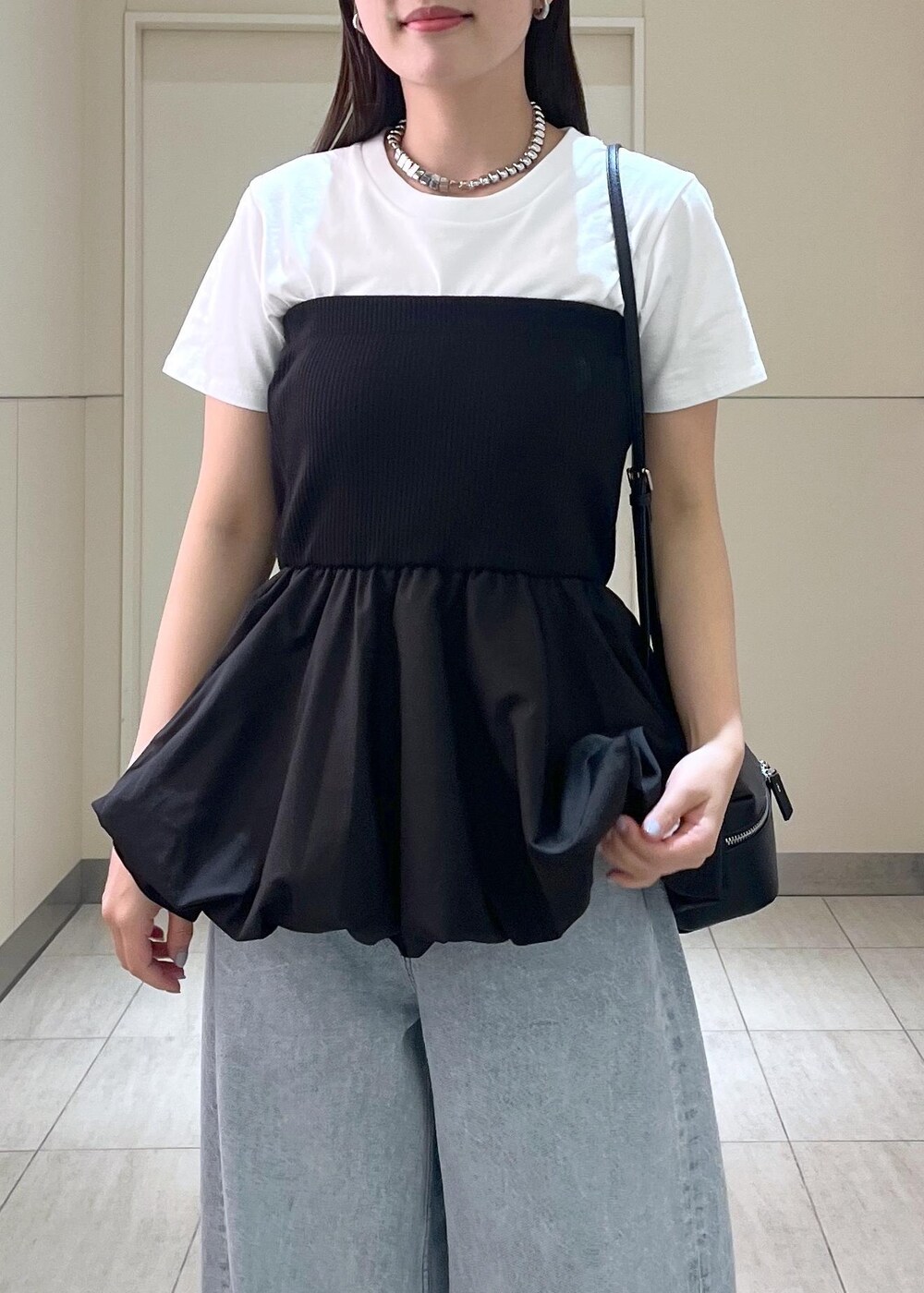 ブラック系のサンダル、ブルー系のデニムパンツ、ブラック系のTシャツ/カットソーを着用したレディースの春コーディネートの4枚目の写真