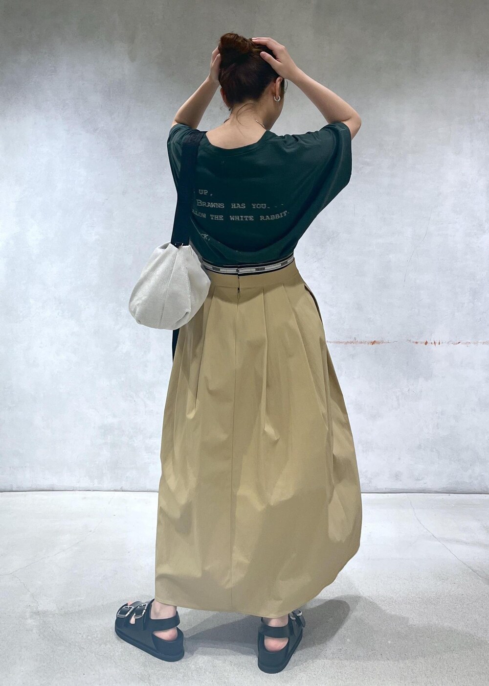 「アダムエロペ、24SS、24SS夏の新作、アダムエロペ24SS、アダムエロペ夏の新作、夏の新作、ブラウン、Tシャツ、グリーン、ダークグリーン、プリントTシャツ、プリントTEE、プリント、BRAWN、バックプリント」|「ADAM ET ROPE'のダブルバックルプラットフォームサンダル(サンダル、ブラック系)」を使った、muta0629さん(レディース・163cm)の春コーディネートの3枚目の写真
