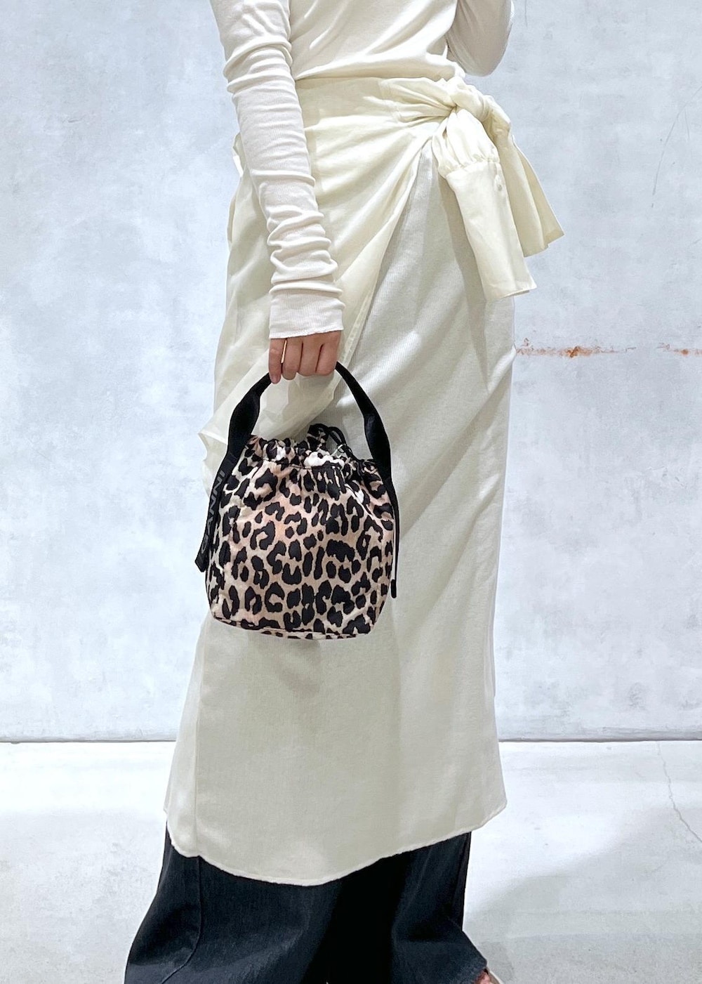 ブラック系のデニムパンツ、ホワイト系のシャツ/ブラウス、ホワイト系のワンピースを着用したレディースの春コーディネートの5枚目の写真