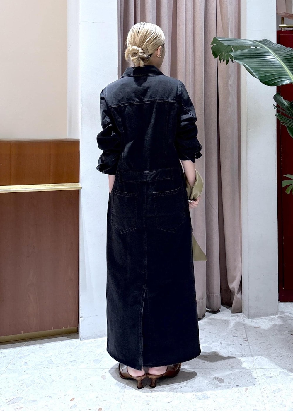 ブラウン系のサンダル、ブラック系のワンピースを着用したレディースの春コーディネートの3枚目の写真