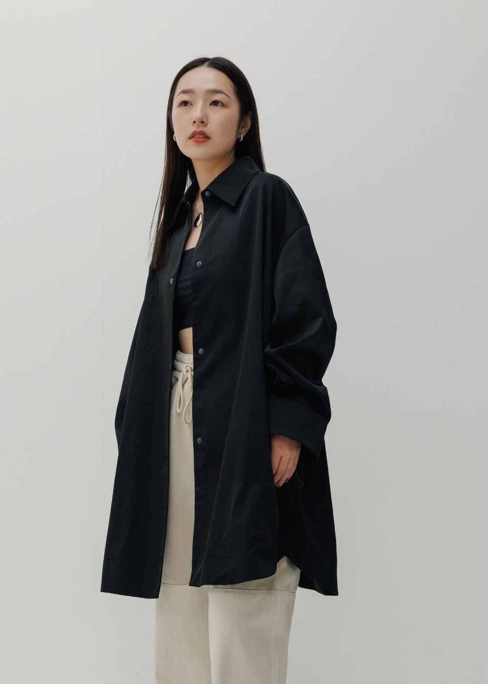 ブラック系のチューブトップ、ブラック系のブルゾンを着用したレディースの冬コーディネートの3枚目の写真