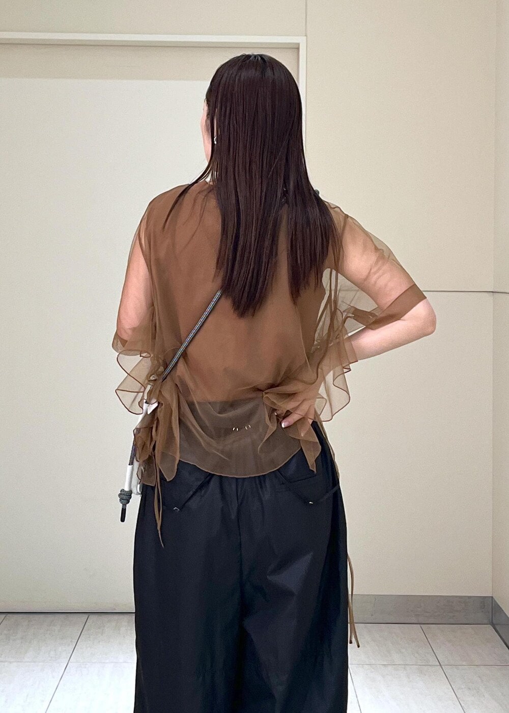 「初夏コーデ、夏コーデ、ADAM ET ROPÉ、ストレート、ブルべ夏、トップス、Tシャツ/カットソー、オールインワン/サロペット、つなぎ/オールインワン、バッグ、ショルダーバッグ、EUX35230、GAM05360、GAY04051、2色展開」｜「ADAM ET ROPE'の【定番人気】シャイニータフタ撥水ロンパース（つなぎ/オールインワン、ブラック系）」を使った、muta0629さん（レディース・163cm）の春コーディネートの6枚目の写真