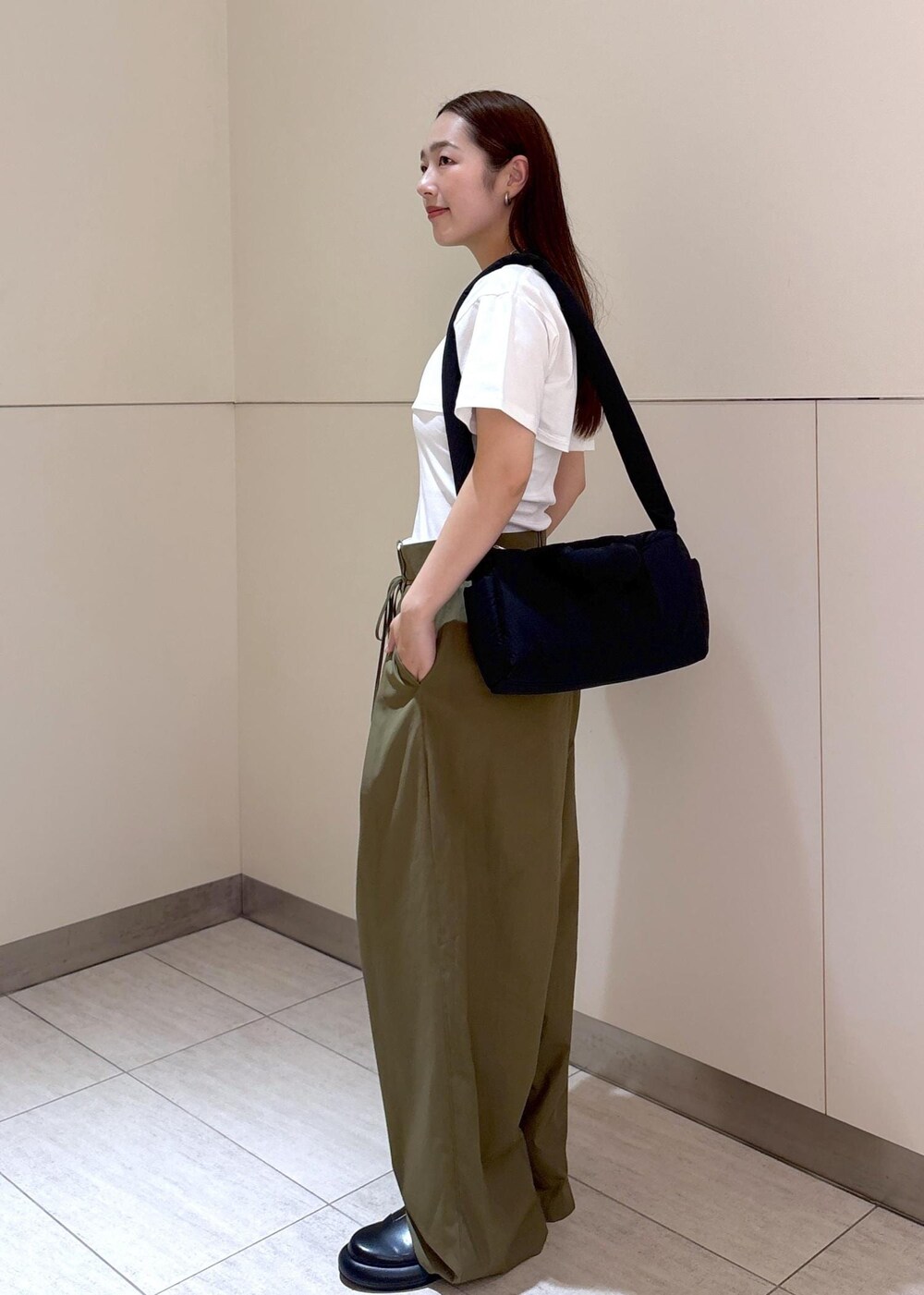 「夏コーデ、ADAM ET ROPÉ、ストレート、ブルべ夏、トップス、キャミソール、パンツ、バッグ、ショルダーバッグ、シューズ、ローファー、GAA05220、GAF05020、GAS05310、GAX05140」｜「ADAM ET ROPE'のMロックホルターキャミ（キャミソール、ホワイト系）」を使った、muta0629さん（レディース・163cm）の夏コーディネートの2枚目の写真