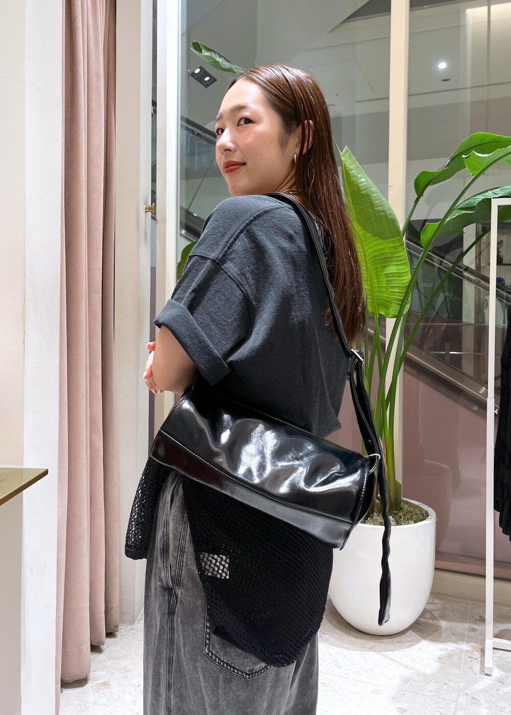 ブラック系のTシャツ/カットソー、シルバー系のサンダル、ブラック系のTシャツ/カットソーを着用したレディースの夏コーディネートの5枚目の写真