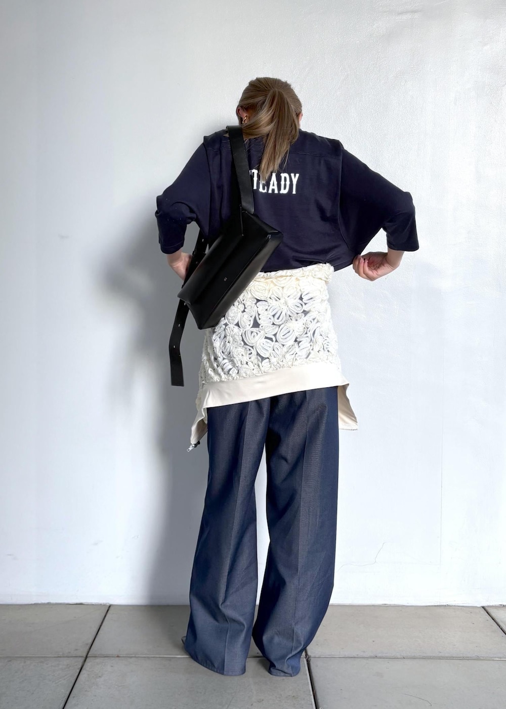 ブルー系のデニムパンツを着用したレディースの冬コーディネートの4枚目の写真