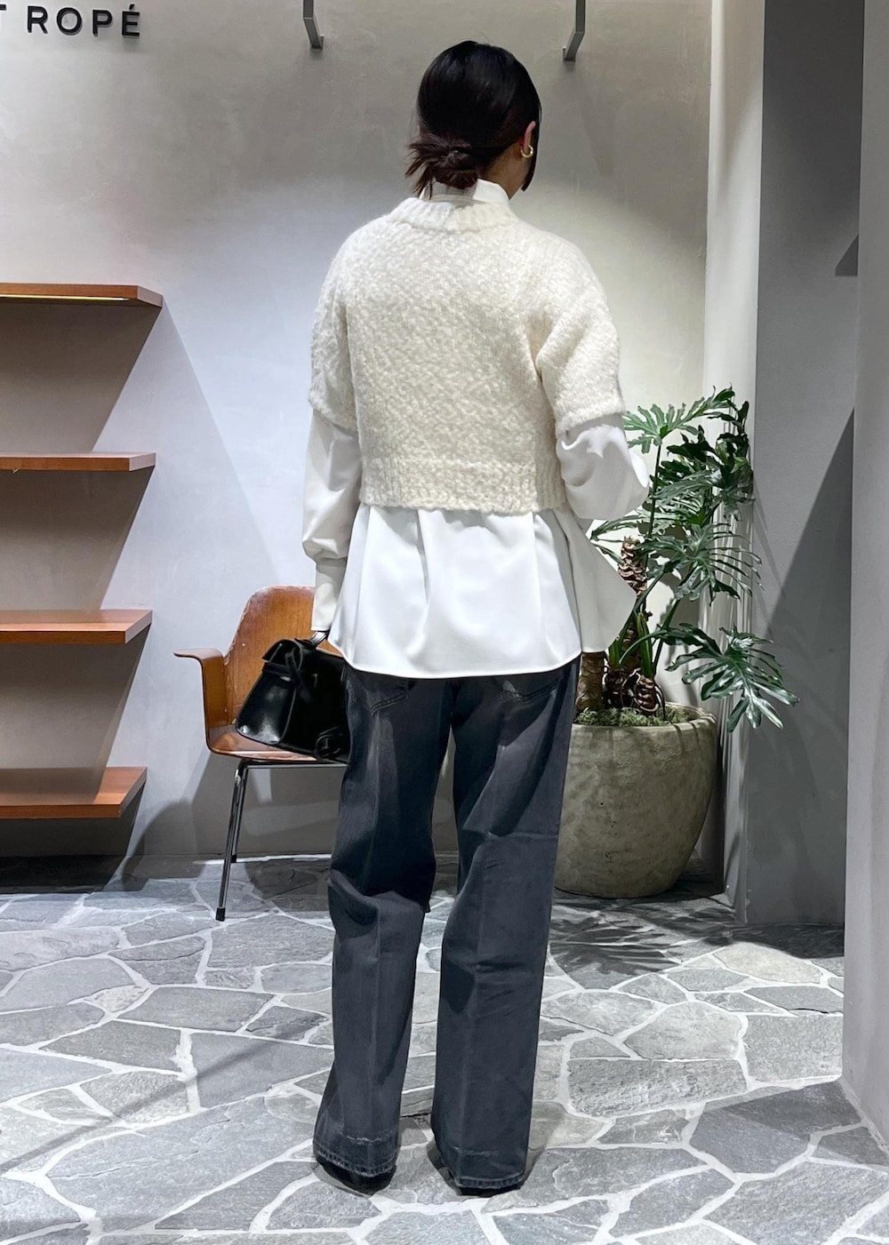 ホワイト系のシャツ/ブラウス、ホワイト系のニット/セーター、ブラック系のデニムパンツを着用したレディースの冬コーディネートの3枚目の写真