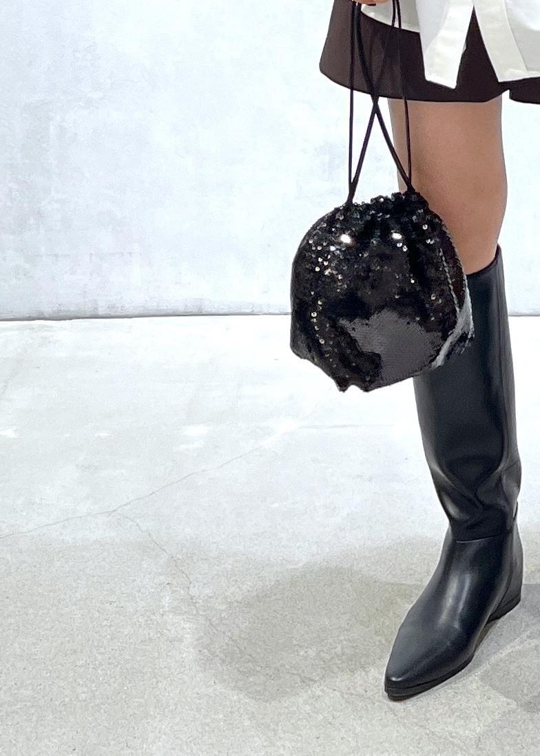 ブラック系のブーツ、ホワイト系のニット/セーター、ブラウン系のその他パンツを着用したレディースの秋コーディネートの6枚目の写真