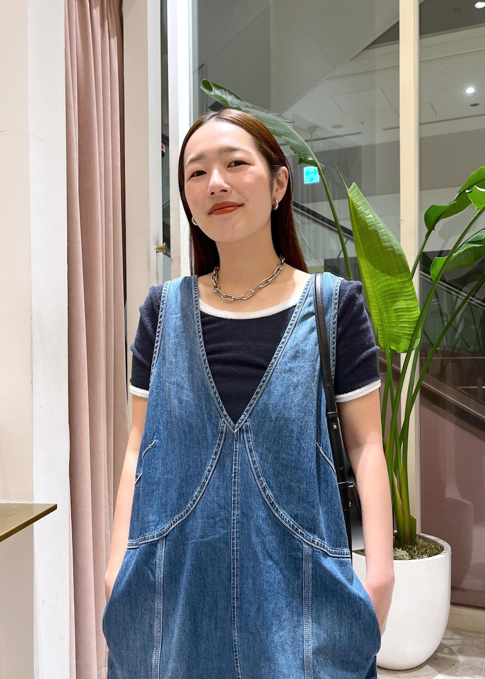 「初夏コーデ、夏コーデ、ADAM ET ROPÉ、ストレート、ブルべ夏、オールインワン/サロペット、つなぎ/オールインワン、バッグ、ショルダーバッグ、シューズ、サンダル、GAA05170、GAX85000、GAY05080、2色展開」｜「ADAM ET ROPE'の【PFT】Tori Small ショルダーバッグ（ショルダーバッグ、ブラック系）」を使った、muta0629さん（レディース・163cm）の春コーディネートの4枚目の写真