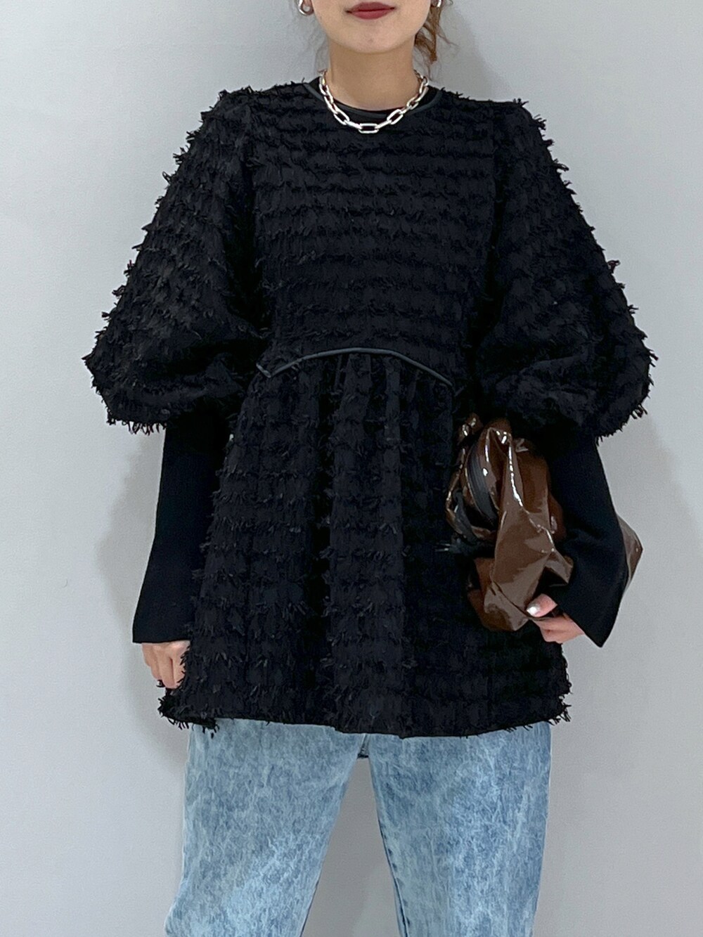 ブラック系のシャツ/ブラウス、ブルー系のデニムパンツ、ベージュ系のパンプスを着用したレディースの冬コーディネートの4枚目の写真