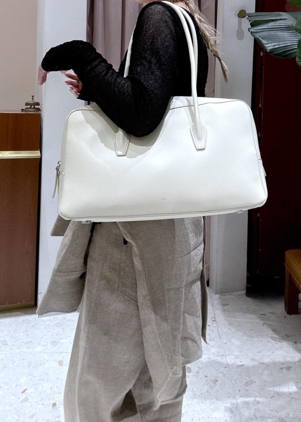 ブラック系のカーディガン/ボレロ、ベージュ系のその他パンツ、ベージュ系のシャツ/ブラウスを着用したレディースの春コーディネートの3枚目の写真