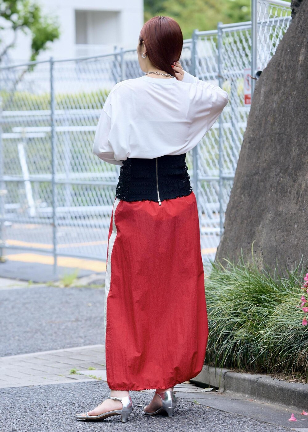 「アダムエロペ、audrey hepburn、audrey hepburn collection by jun、オードリー・ヘプバーン、オードリー・ヘプバーンコレクションバイジュン　、Special2024、アダムエロペ24ss、アダムエロペ夏の新作、24ss、24ss夏の新作、ブラック、ホワイト、プルオーバー、長袖、カットソー」｜「ADAM ET ROPE'の【サステナブル】ナロークロスストラップサンダル（サンダル、シルバー系）」を使った、muta0629さん（レディース・163cm）の夏コーディネートの3枚目の写真