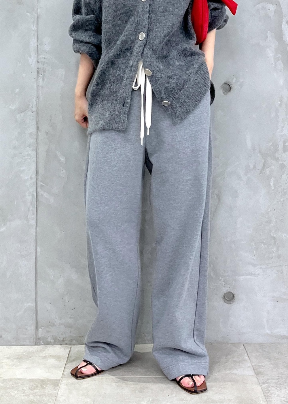 「アダムエロペ、adametrope、24aw、24aw秋の新作、秋の新作、スウェットパンツ、スウェット、レッド、赤色、ミニバッグ、WEB限定、WEB限定アイテム、ブラック、グレー、ニット」｜「ADAM ET ROPE'の【サステナブル・WEB限定】ワンハンドル結びミニバッグ（ハンドバッグ、レッド系）」を使った、muta0629さん（レディース・163cm）の秋コーディネートの4枚目の写真