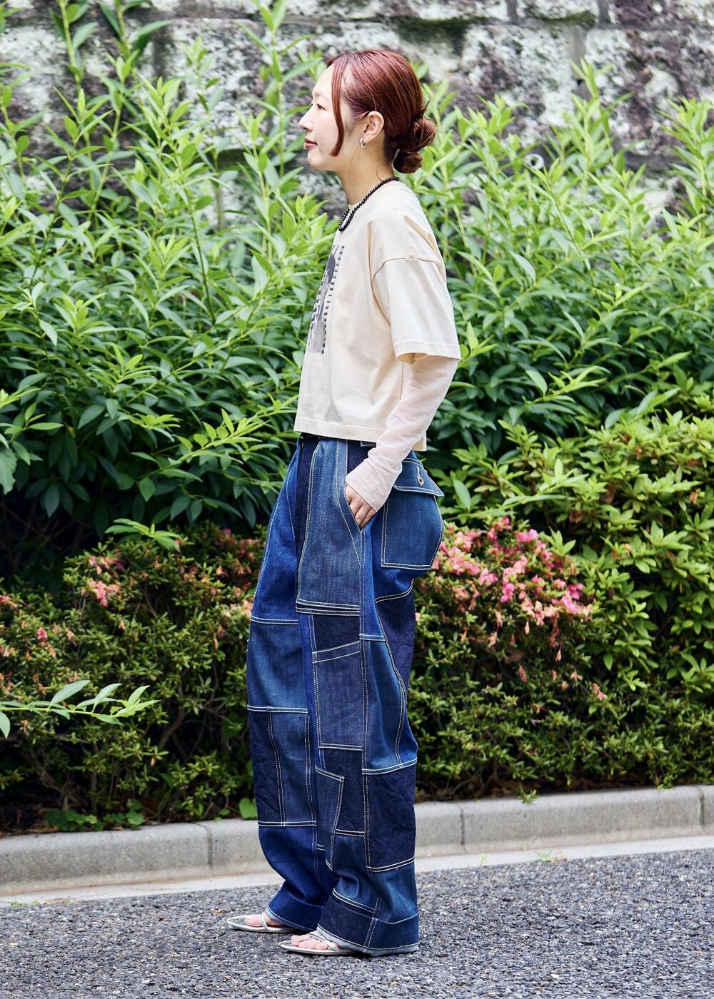 「audrey hepburn、audrey hepburn collection by jun、オードリー・ヘプバーン、オードリー・ヘプバーンコレクションバイジュン、Special2024、アダムエロペ、アダムエロペ24ss、アダムエロペ夏の新作、24ss夏の新作、夏の新作、ベージュ、プリントTシャツ、プリントtee、半袖、レイヤードスタイル」｜「ADAM ET ROPE'の【サステナブル】ナロークロスストラップサンダル（サンダル、シルバー系）」を使った、muta0629さん（レディース・163cm）の夏コーディネートの2枚目の写真