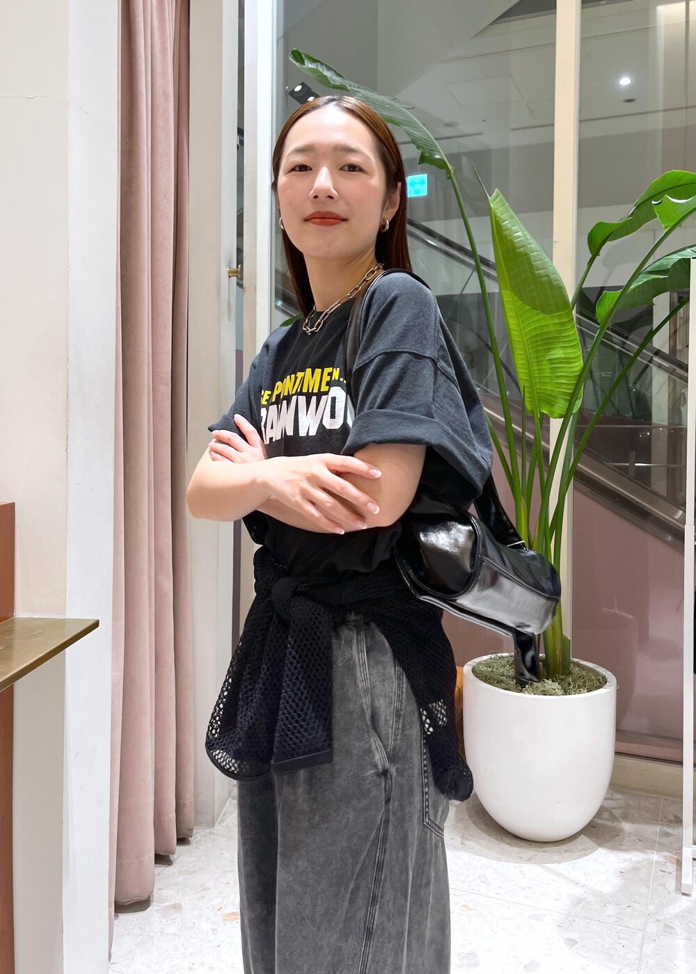 ブラック系のTシャツ/カットソー、シルバー系のサンダル、ブラック系のTシャツ/カットソーを着用したレディースの夏コーディネートの4枚目の写真