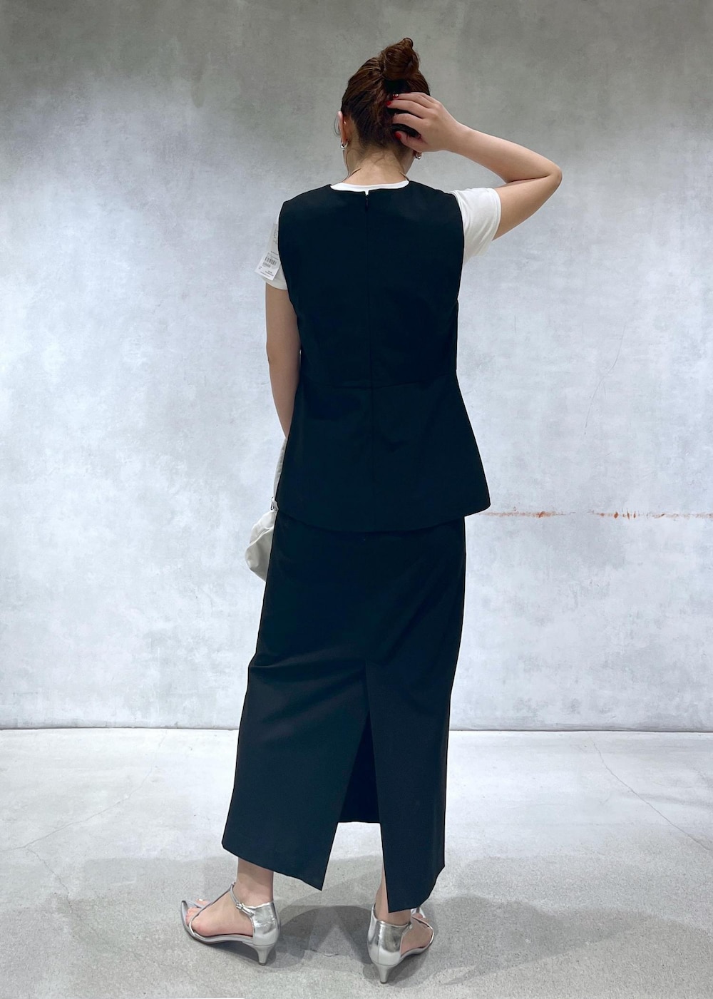 「巾着バッグ、ヘインズ、HANSE、アダムエロペ、アダムエロペ24SS、アダムエロペ春の新作、24SS、春の新作、24SS春の新作、ペプラムデザイン、ペプラム、ブラック、黒、スリットあり、ローヒール」｜「ADAM ET ROPE'の【サステナブル】ナロークロスストラップサンダル（サンダル、シルバー系）」を使った、muta0629さん（レディース・163cm）の春コーディネートの3枚目の写真
